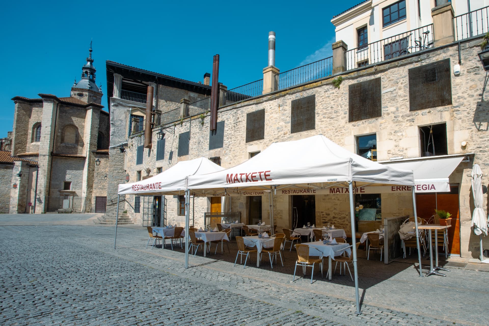 Terraza exterior del Asador Matxete en la Plaza del Matxete
